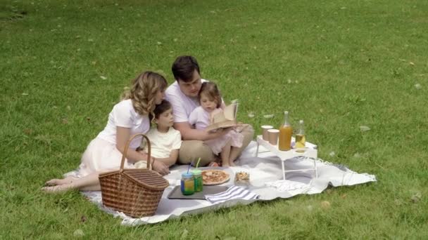 Família Feliz Com Crianças Descansando Grama Durante Piquenique Felicidade Harmonia — Vídeo de Stock