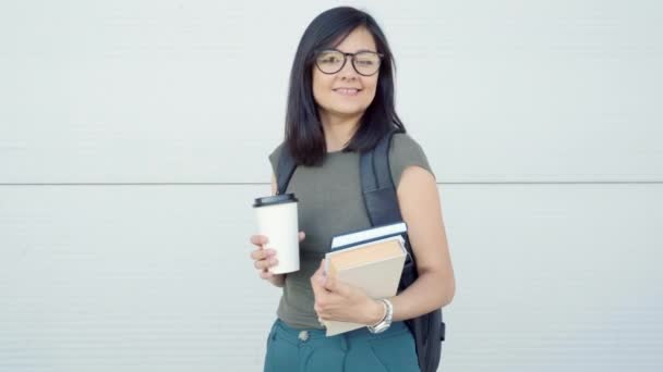 Retrato Una Estudiante Feliz Con Una Mochila Libros Vaso Café — Vídeos de Stock