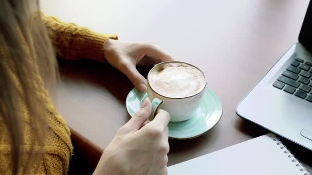 紧紧地握住一个拿着一杯咖啡的年轻女子的手 — 图库视频影像