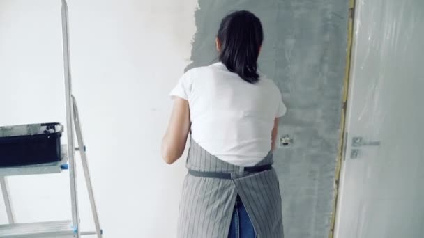 Woman Worker Using Spatula Applying Decorative Plaster Apartment House Construction — Stock Video