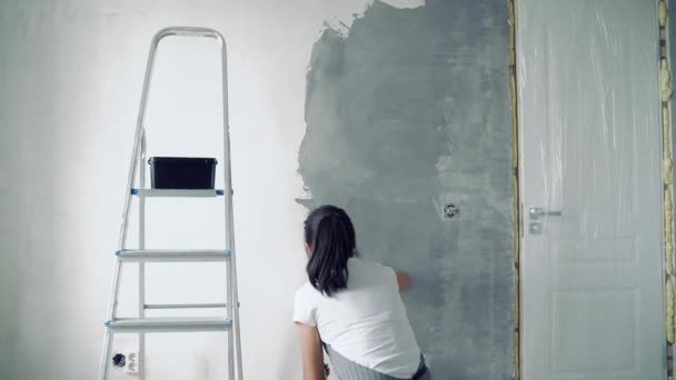 Mujer Trabajadora Usando Una Espátula Pintando Paredes Apartamento Casa — Vídeo de stock