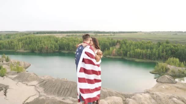 Casal Feliz Segurando Bandeira Americana Natureza Dia Independência Estilo Vida — Vídeo de Stock