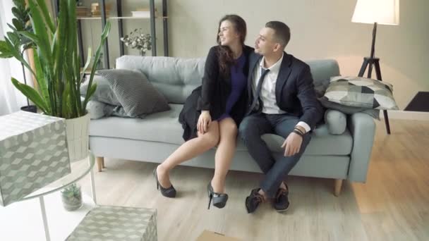 Pareja Feliz Relajarse Después Mover Las Cosas Nuevo Apartamento Discutir — Vídeo de stock