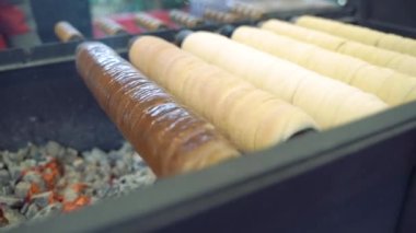 Geleneksel Avrupa çörekleri pişiyor. Trdelnik