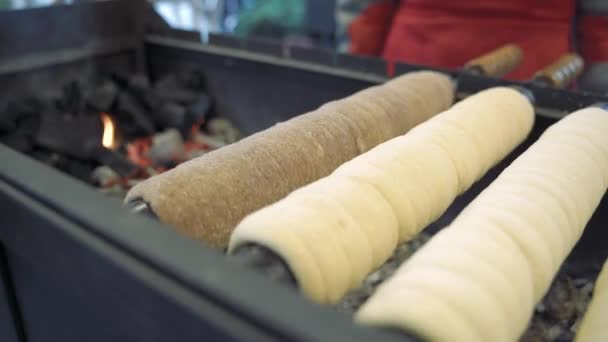 Kochen Traditionelle Europäische Brötchen Auf Feuer Trdelnik — Stockvideo