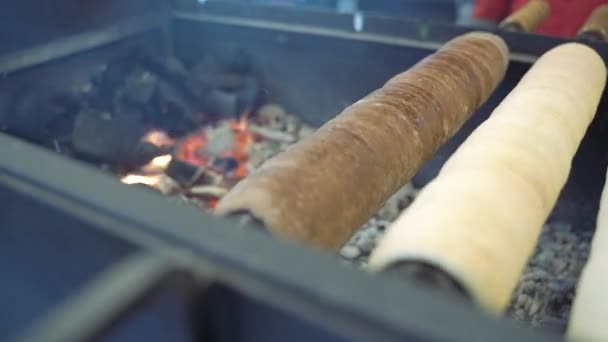 Cocinar Bollo Dulce Europeo Tradicional Mercado Callejero Trdelnik — Vídeo de stock
