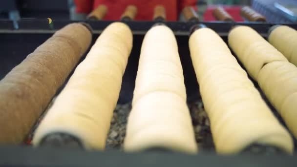Cocinar Bollo Dulce Europeo Tradicional Mercado Callejero Trdelnik — Vídeos de Stock