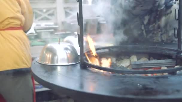 冬天在街上做菜 厨师们在烤肉上烤汉堡包 — 图库视频影像