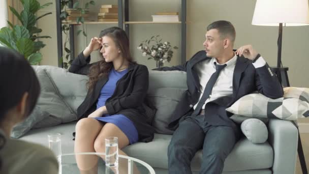 Nešťastný Pár Řešení Problémů Vztazích Navštíví Rodinného Poradce Manžel Mluví — Stock video