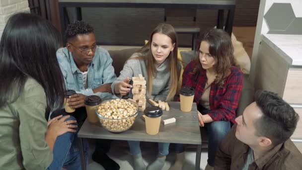 Bir Grup Çok Uluslu Arkadaş Oturma Odasında Blok Kaldırma Oyunu — Stok video