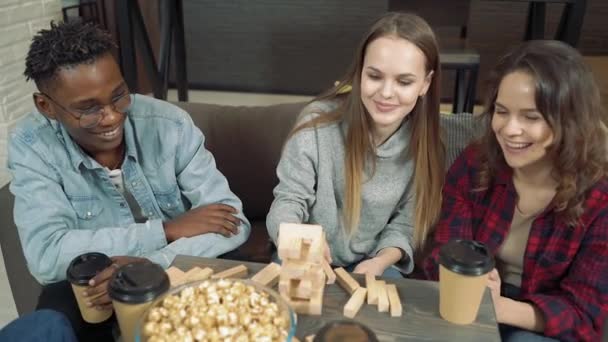 Skupina Šťastných Přátel Hrát Blok Odstranění Hru Dávat Pět Obývacím — Stock video