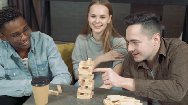 Gruppe Multinationaler Freunde Spielt Blockentfernungsspiel Heimischen Wohnzimmer — Stockvideo