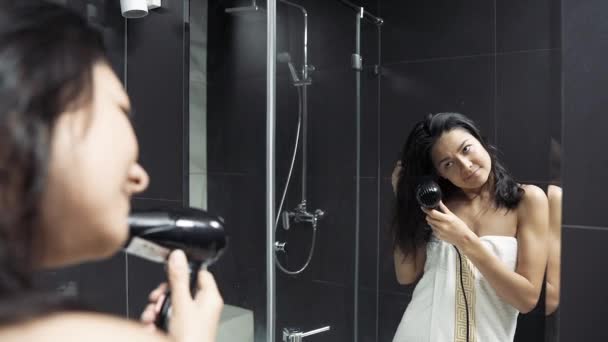 Giovane Donna Bruna Asciugamano Capelli Con Asciugacapelli Bagno — Video Stock