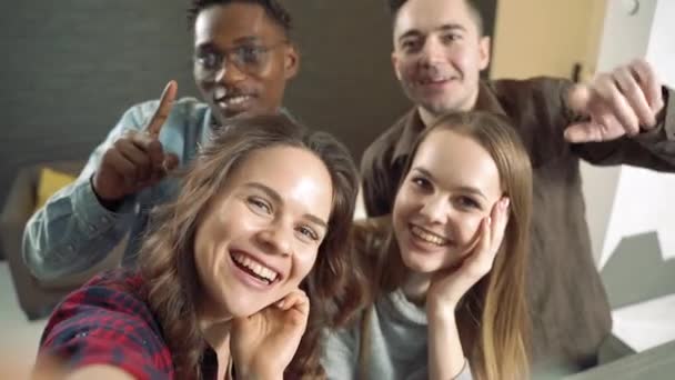 Zpomalený Pohyb Skupiny Mladých Přátel Různých Etnik Baví Dělat Selfie — Stock video