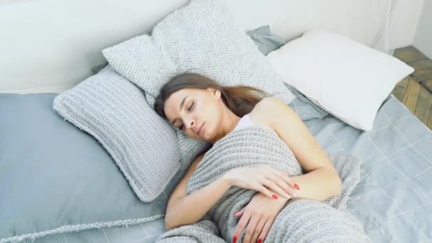 Jeune Femme Séduisante Réveillant Lit Concept Repos Sommeil Sain — Video