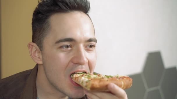 Retrato Joven Feliz Comiendo Una Rebanada Pizza Casa Café — Vídeo de stock