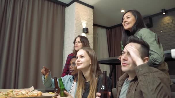 Různorodá Skupina Přátel Sleduje Televizi Fandí Svému Oblíbenému Týmu Doma — Stock video