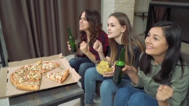 Троє Молодих Жінок Дивляться Телевізор Емоційно Вкорінюються Своєї Улюбленої Команди — стокове відео
