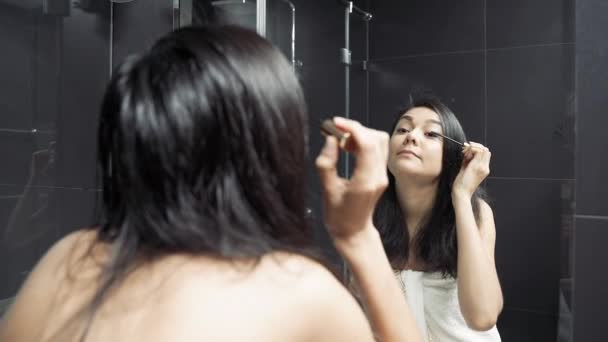 Jovem Atraente Olhando Espelho Aplicando Rímel Seus Olhos Banheiro — Vídeo de Stock