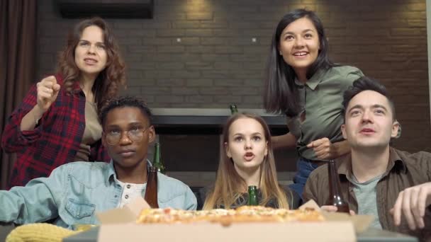 Různorodá Skupina Přátel Sleduje Televizi Tvrdě Fandí Svému Oblíbenému Týmu — Stock video