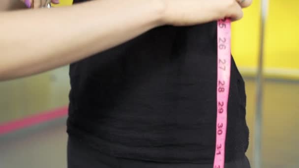Feche Mãos Mulher Medindo Cintura Feminina Com Uma Fita Centímetro — Vídeo de Stock