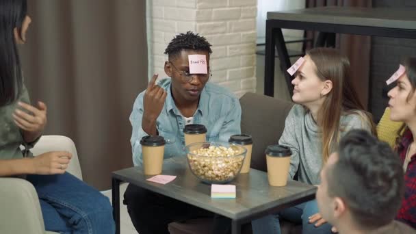 Diverse Groep Vrienden Spelen Wie Ben Spel Met Plakkerige Papieren — Stockvideo