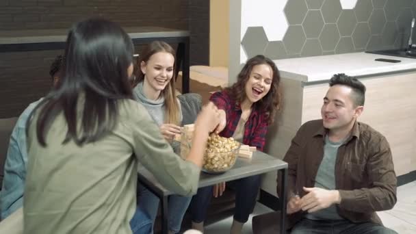 Група Багатонаціональних Друзів Які Їдять Попкорн Грають Гру Видалення Блоків — стокове відео