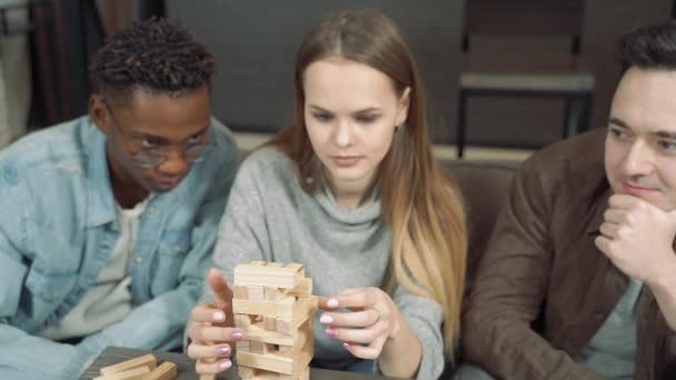 Gruppe Multinationaler Freunde Spielt Blockentfernungsspiel Heimischen Wohnzimmer — Stockvideo