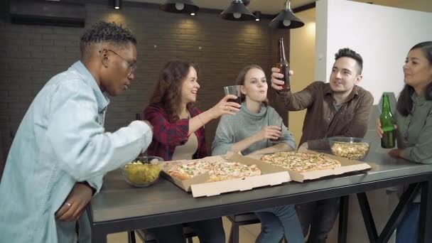 Щасливі Багатоетнічні Друзі Розважаються Разом Ють Пиво Роблячи Тост Клінкерні — стокове відео