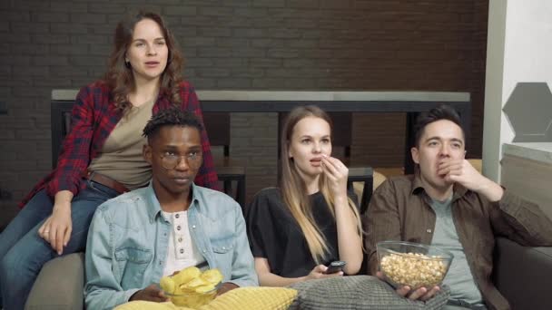 Mejores Amigos Comiendo Palomitas Maíz Patatas Fritas Viendo Películas Programas — Vídeos de Stock