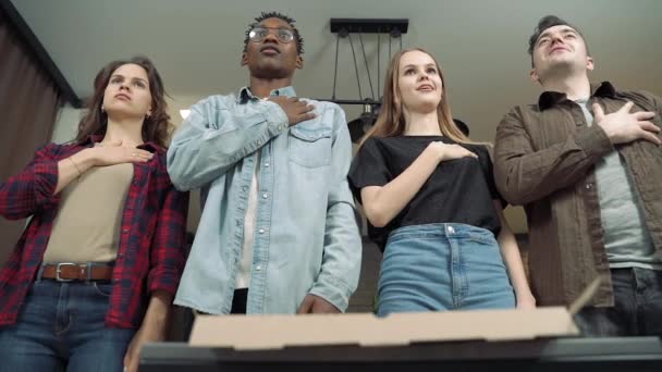 Multietnická Skupina Přátel Poslouchající Zpívající Národní Hymnu Stojící Ruku Srdci — Stock video