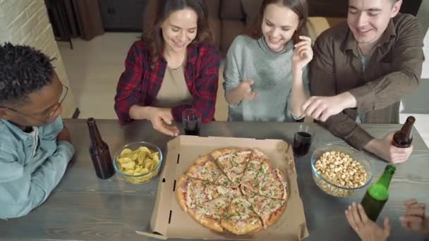 Amigos Multiétnicos Felizes Bebendo Cerveja Comendo Pizza Divertindo Juntos Sala — Vídeo de Stock