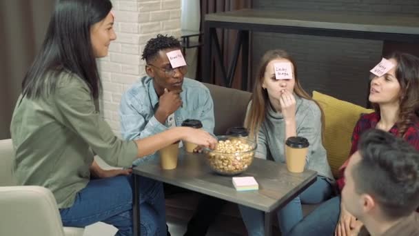 Diverse Groep Vrienden Spelen Wie Ben Spel Met Plakkerige Papieren — Stockvideo