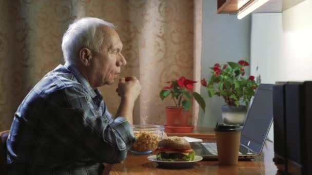 Hombre Mayor Comiendo Palomitas Maíz Viendo Una Película Programa Televisión — Vídeo de stock