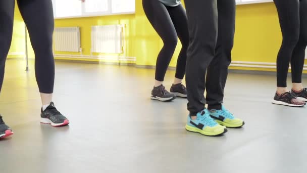 Primer Plano Las Piernas Las Mujeres Haciendo Sentadillas Club Fitness — Vídeo de stock