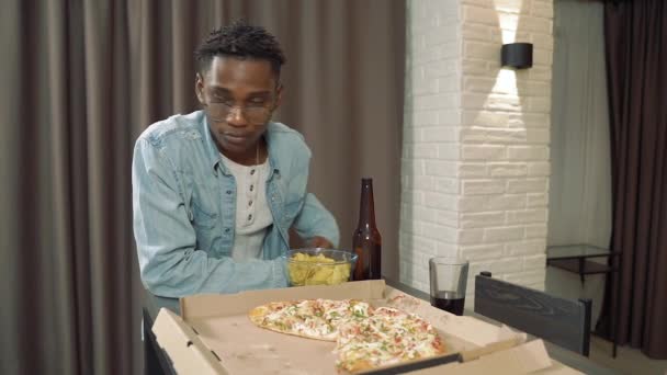 Jonge Afrikaanse Man Die Bier Drinkt Chips Eet Terwijl Hij — Stockvideo