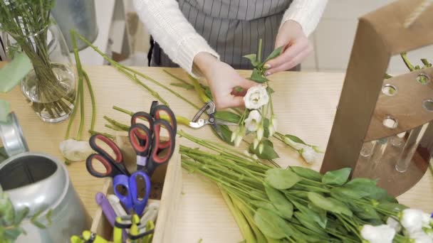 Close Mãos Femininas Florista Que Compõem Arranjo Flores Uma Oficina — Vídeo de Stock