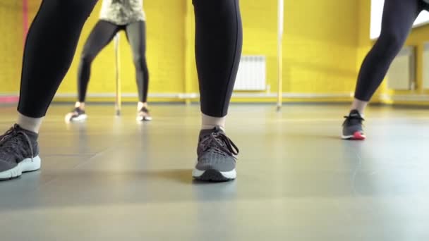 スタジオでピラティスグループワークアウトを行う女性の足のクローズアップ — ストック動画