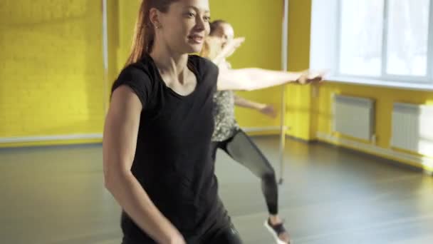 Gruppe Junger Sportlicher Frauen Tanzt Oder Macht Pilates Übungen Fitnessstudio — Stockvideo