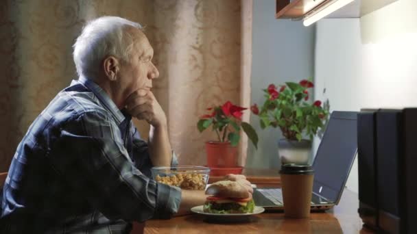 Elderly Man Relaxing Home Watching News Show Laptop Eating Popcorn — Stock Video