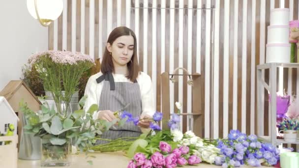 Young Woman Florist Preparing Flowers Creating Bouquet Composition Inspecting Pruning — 비디오