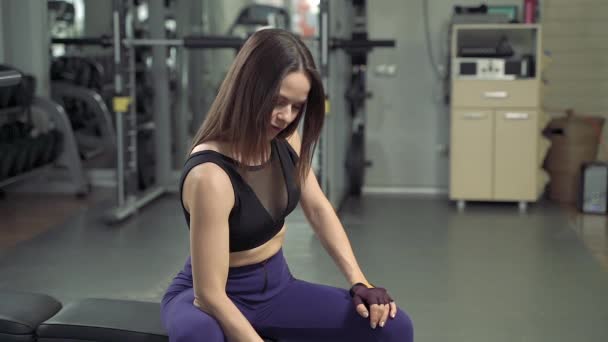 Fata Fitness Atractivă Care Practică Exerciții Gantere Sala Sport Femeie — Videoclip de stoc
