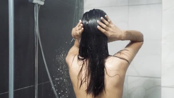 Joven Morena Duchándose Baño Concepto Higiene Relajación Cuidado Corporal — Vídeos de Stock