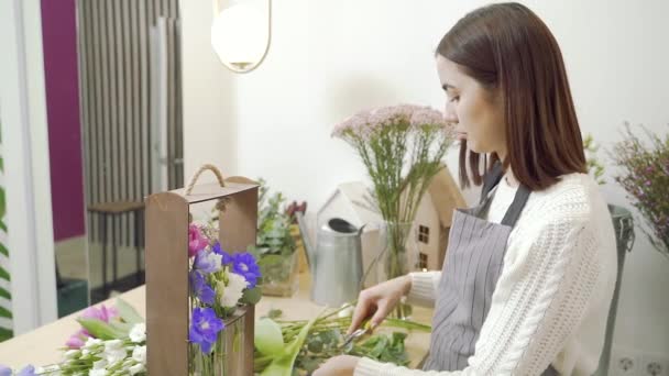 Ung Kvinna Florist Dekorera Ett Presentarrangemang Blommor Och Grönska Workshop — Stockvideo