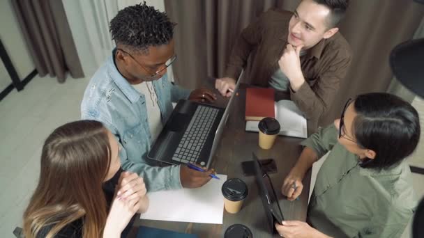 Modern Ofiste Yaratıcı Ekibiyle Tanışıyorum Çok Irklı Gençler Başlangıç Fikrini — Stok video