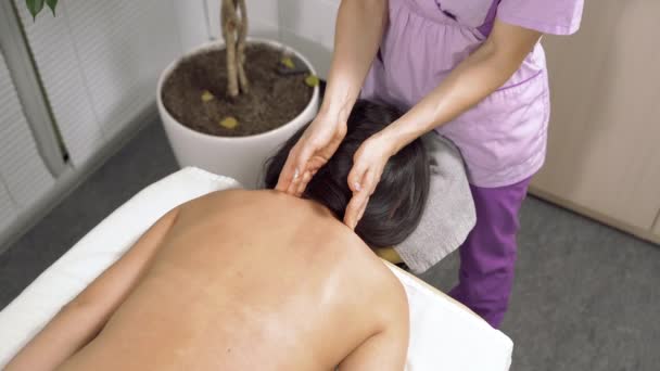 Fortes Mains Féminines Donnant Des Massages Dos Épaules Cou Une — Video