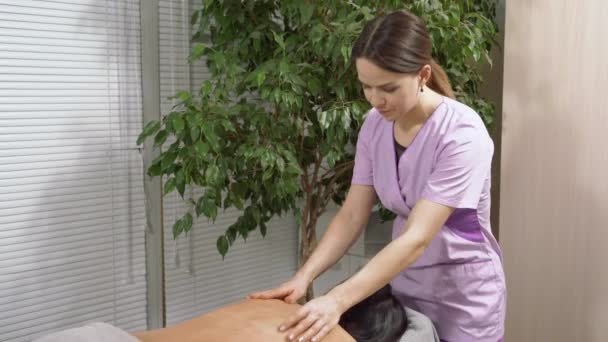 Mulher Massagista Terapeuta Fazendo Massagem Volta Para Uma Jovem Morena — Vídeo de Stock