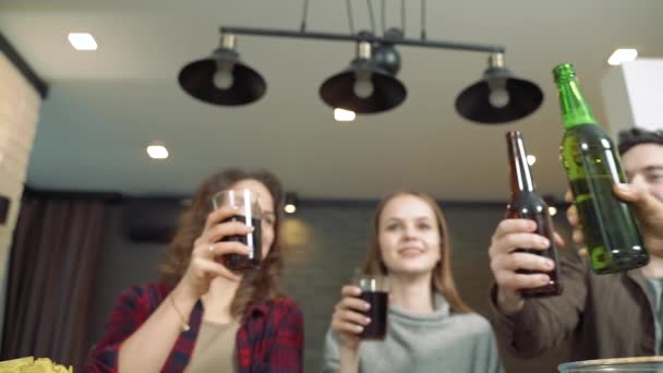 Primer Plano Las Manos Grupo Amigos Que Levantan Botellas Tintinean — Vídeo de stock