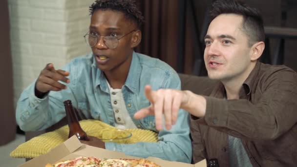 Dos Amigos Viendo Deporte Televisión Chicos Bebiendo Cerveza Comiendo Pizza — Vídeos de Stock