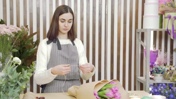 Молода Жінка Флорист Складає Букет Тюльпанів Квітковому Магазині Або Майстерні — стокове відео